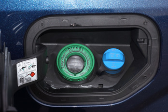 解廢氣的藍色氨水注口與綠色油缸口並置。