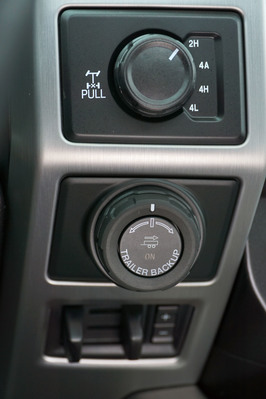 驅動模式鈕制對下的「輔助倒駛拖車系统」，是泊車好幫手。
