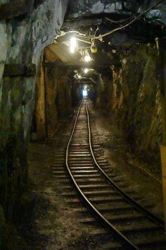 要了解礦工日常工作的環境，就需乘坐小火車深入礦洞探索。