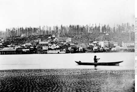 二埠是當年菲沙河河運之主要基地，圖中在遠處泊岸的槳輪汽船，與河上原住民所乘坐的獨木舟形成強烈對比。（New Westminster Archives IHP0618）