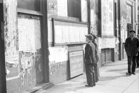 在通訊設備不發達的年代，貼在華埠的中文報章是很多華人接收世界消息的窗戶。（Vancouver Archives AM640-S1; City of Vancouver Archives 260-246）