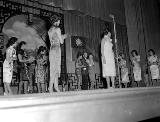 1960 年代之華埠小姐競選，在農曆新年期間舉行，當年的佳麗跟今天的一樣，都是穿旗袍。（Vancouver Public Library 41623B）