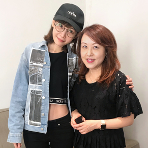 Mary 早前到訪香港，抓緊機會跟多位歌手做了訪問，其中包括 Aka 趙慧珊。