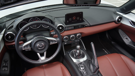 儀錶板布局借自 Mazda3。