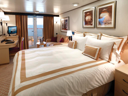 冠達伊麗莎白女王號的「不列顛陽台艙」（Britannia Balcony Stateroom）。