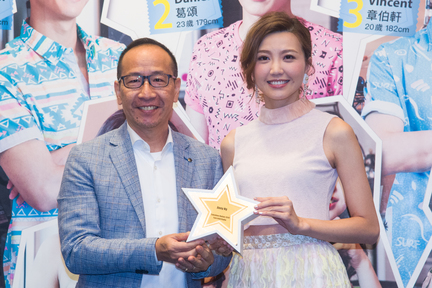 新時代傳媒集團總裁李方（左）送上 LED 時空隧道星型紀念座予吳若希，以感謝她擔任 Sunshine Nation 的特別表演嘉賓。