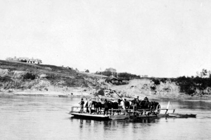 菲沙河早期有好幾處利用拉鑬平台艇作渡輪服務。（BC Archives e-08493）