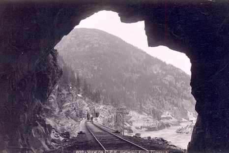 鐵路不少部份都是靠打穿山腳開出一個洞才能建成，工程浩瀚。（City of Vancouver Archives AM54-S4-: Can P186.4）
