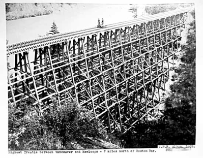 當年溫哥華四百公里範圍內最高之鐵路木棧橋。（Vancouver Public Library Special Collection 242）
