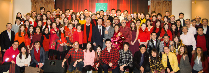 加拿大中文電台 AM1470 & FM961全台上下，以開運喜氣的紅色及金色作為衣服搭配的主色，紅色承載鴻運當頭的祝福，金色寓意富貴雋永，走運一整年！