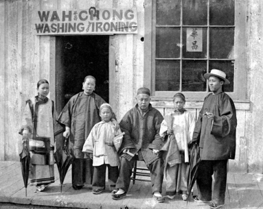 1895 年華埠洗衣店店主與家人。（City of Vancouver Archives 178-2.8）