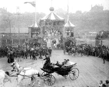 1896 年 9 月 14 日美加西岸華僑在 Howe Street 碼頭築起巨型牌樓歡迎李鴻章到訪。（BC Archives A-03323）
