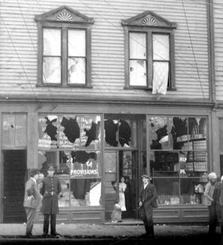 1907 年 9 月 8 日華埠被白人暴徒破壞，殃及 Powell Street 日裔商店。（Library and Archives Canada C-014118）