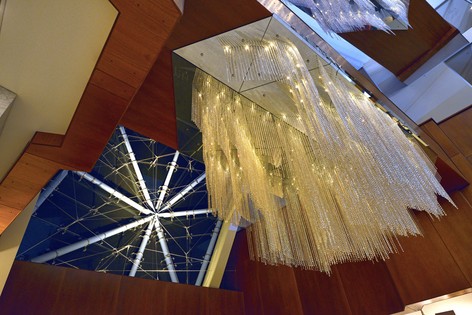 Sparkling Hill Resort & Spa 入口大門掛有三層 Swarovski 水晶簾。