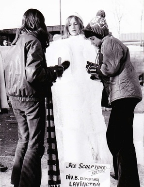 「Vernon 冬日嘉年華」的傳統，是冰雕比賽歡迎所有人參加。（Vernon Winter Carnival Society）