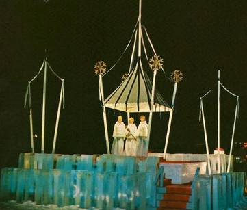 1963 年銀星后（Queen Silver Star）加冕儀式在雪堆的冰宫中舉行。（Vernon Winter Carnival Society）