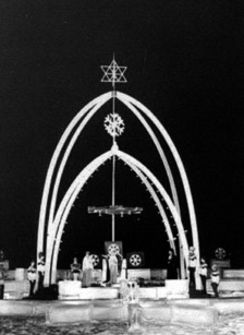 1967 年加冕儀式亦於雪堆的冰宫中舉行。（Greater Vernon Museum & Archives）