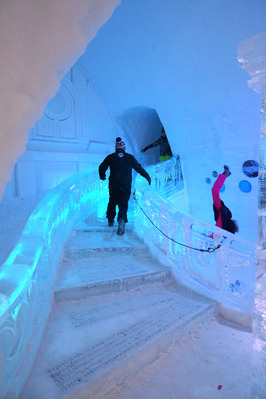 嘉年華會期間有設備完善的雪堆酒店供遊客賞樂或渡宿。