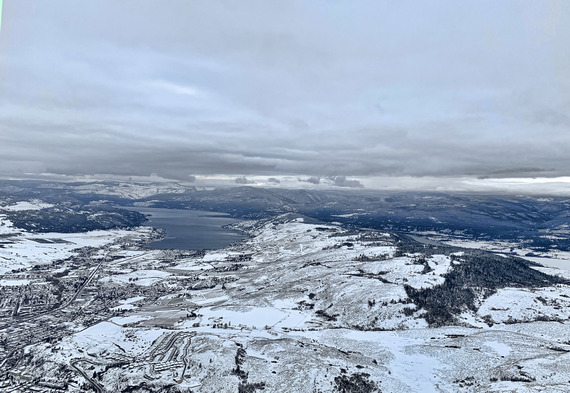 從 Vernon 南望可見 Lake Kalamalka（左）及較大的 Lake Okanagan（右）。因面積大，兩湖均不會在冬日結冰。
