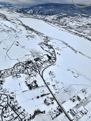 Vernon 市北的 Swan Lake（右上）因面積較細（約 2.2 平方公里），在冬日結冰後可供各種冰上活動用。