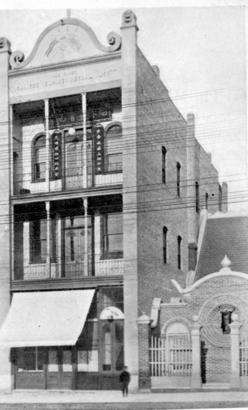 保皇會總部 1906 年外貌。左鄰為華埠最早的廟宇「譚公廟」。（BC Archives B-06854）
