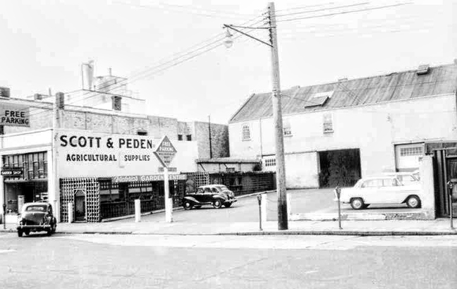 被改建成貨倉（右）的 Theater Alley 華人大戲院 1950 年代之外貌。（City of Victoria Archives M01427）