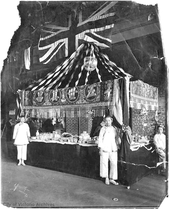 1910 年代展覽會上的華商攤位。（City of Victoria Archives M09893）