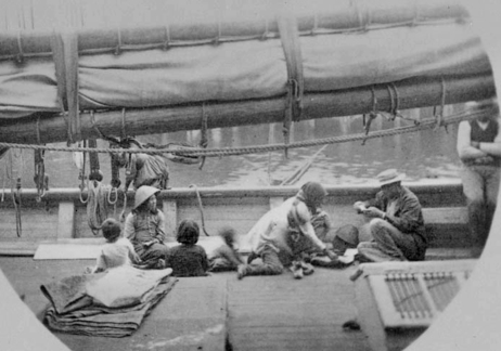 1889 年 Black Diamond 帆船上的華人家庭。當年由海路進入加拿大西岸均需於 Victoria 登陸。（Library and Archives Canada R5624-19-X-E）