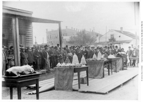 1890 年代 Fisgard Street 華人預備祭品，可見當時的宗教儀式極為傳統。（BC Archives D-05243）