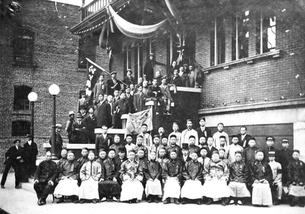 典禮儀式完成後之大合照，可見每位出席的來賓都穿著長衫馬褂或西裝，隆重赴會。（City of Victoria Archives M06930）