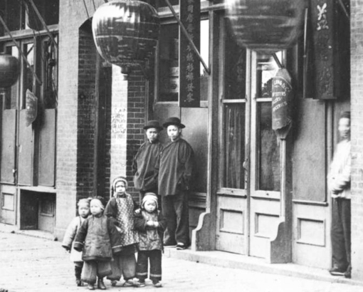 1900 年 Fisgard Street 上的小孩盛裝迎接農曆新年。（BC Archives C-06727）