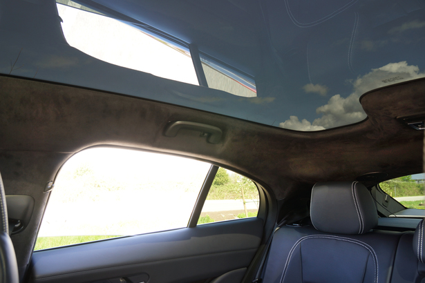 巧用全玻璃車頂來增加車廂空間感。