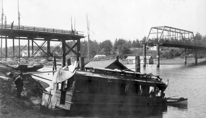 加國最嚴重有軌電車意外發生在 1896 年的 Victoria，塌下之 Point Ellice 橋上，傷亡者近 60 人。(BC Archives)