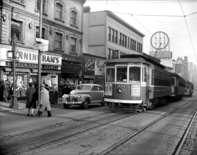 1944 年市中心 Granville 與 Georgia 交界是有軌電車的車站。(City of Vancouver Archives)