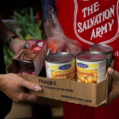 加拿大救世軍的疫情紓困包大部份食品都是由 Save On Foods 以批發價提供，並負責龐大的物流和運送。