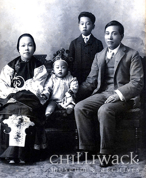 據說這是 1903 年居住在 Chilliwack 的華人 Yip On 的全家福照片。（Chilliwack Archives）