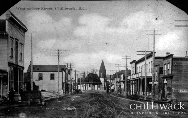 1901 年 Chilliwack 的主要街道 Westminster Street（現 Yale Road）上已有華人經營的商店（右一）。（Chilliwack Archives） 
