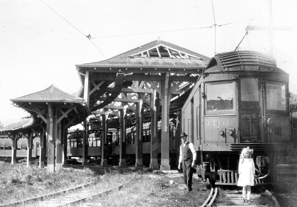 1915 年 Chilliwack 總站的兩條路軌均有遮蓋。（City of Richmond Archives）