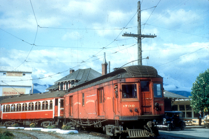 1950 年停在 Chilliwack 總站前的列車車頭是貨卡。（City of Richmond Archives）