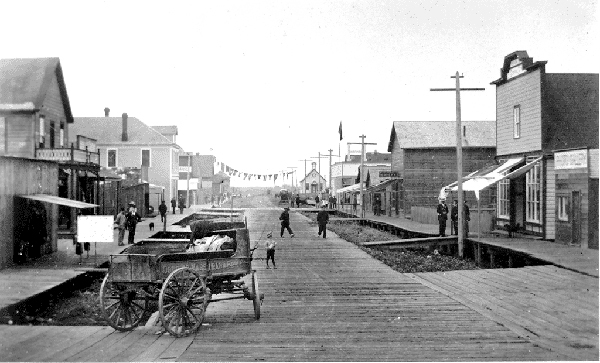 1891 年 Steveston 正進行拓展的 Second Avenue。當年每塊地皮索價 $100。（City of Richmond Archives）