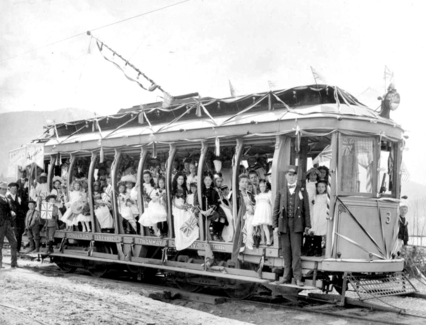 BC 内陸山區 Nelson 市於 1899 到 1949 年間也曾設有軌電車服務，照片攝於 1900 年。（BC Archives）