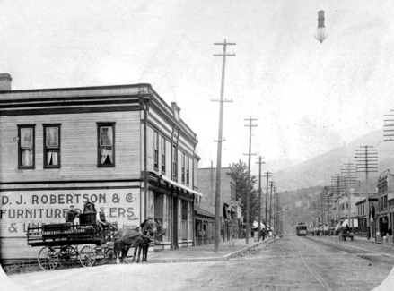 Nelson 因為曾掘出銀礦，所以名噪一時，是 Kootenay 區的交通樞紐，現在仍保存了不少古老建築，照片攝於 1905 年。（BC Archives）