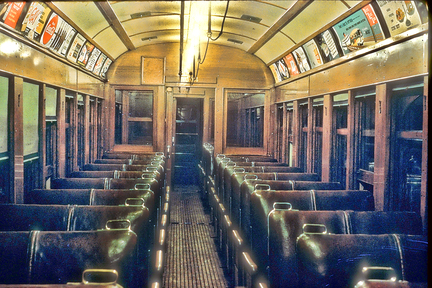 1954 年 Interurban 乘客廂内貌．（City of Richmond Archives）