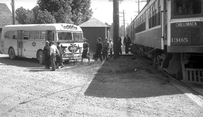 1948 年 Interurban 乘客到達 Abbotsford Mount Lehman 後，可乘等候著的接駁巴士前往附近其他地點。（City of Richmond Archives）