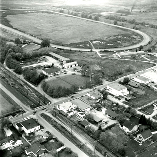 1950 年 Richmond No 3 Road（圖中向上斜線）及鋪有 Interurban 路軌的 Granville Street 交界（圖左下角斜線） 。圖左中部兩層高舊 City Hall 背後即 Minoru Park 賽馬場舊址。（City of Richmond Archives）