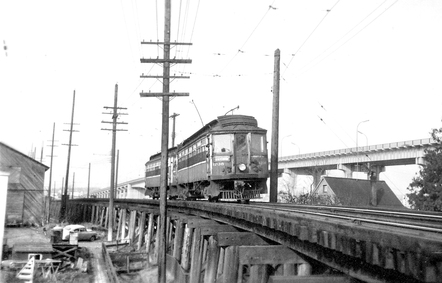 1950 年連接 Richmond 與溫哥華 Marpole 的　Interurban　菲沙河火車木橋。（City of Richmond Archives）
