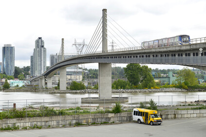 今日已被附設行人單車徑的 Canada Line 吊橋取替。