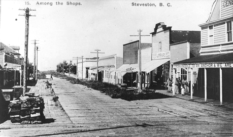 1909 年 Steveston 的 Moncton Street 西望一景。（City of Richmond Archives）