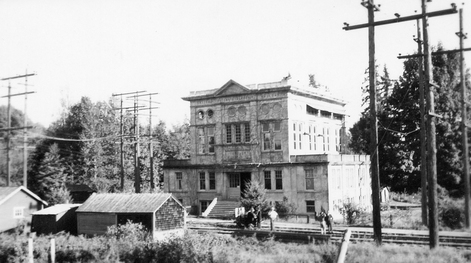 同樣攝於 1946 年，可清楚看到 Sumas 輔助發電站的正面。（City of Richmond Archives）