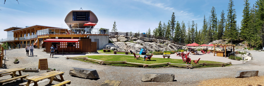 Summit Lodge 背後設野餐桌椅及兒童遊樂場。